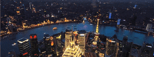 coco展现了上海作为国际大都市的壮观景色与隔江的外滩万国建筑博览群
