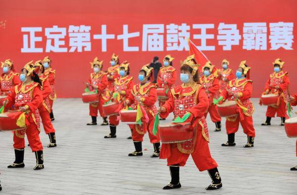 3月14日,在正定古城瓮城,参赛战鼓队队员进行战鼓表演.