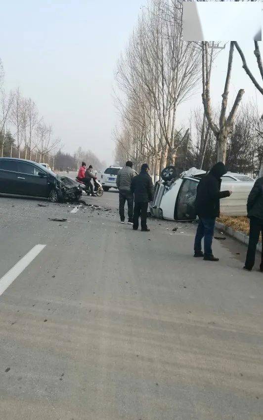 肥城市王瓜店镇附近发生车祸,一车当街侧翻,拖车