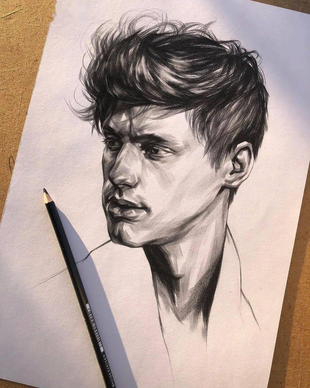 造型非常扎实的素描人像 块面感好强