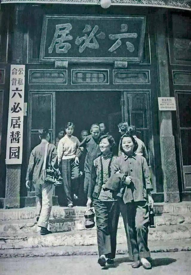 上世纪50年代的北京王府井大街,那时的这里也是十分的热闹.