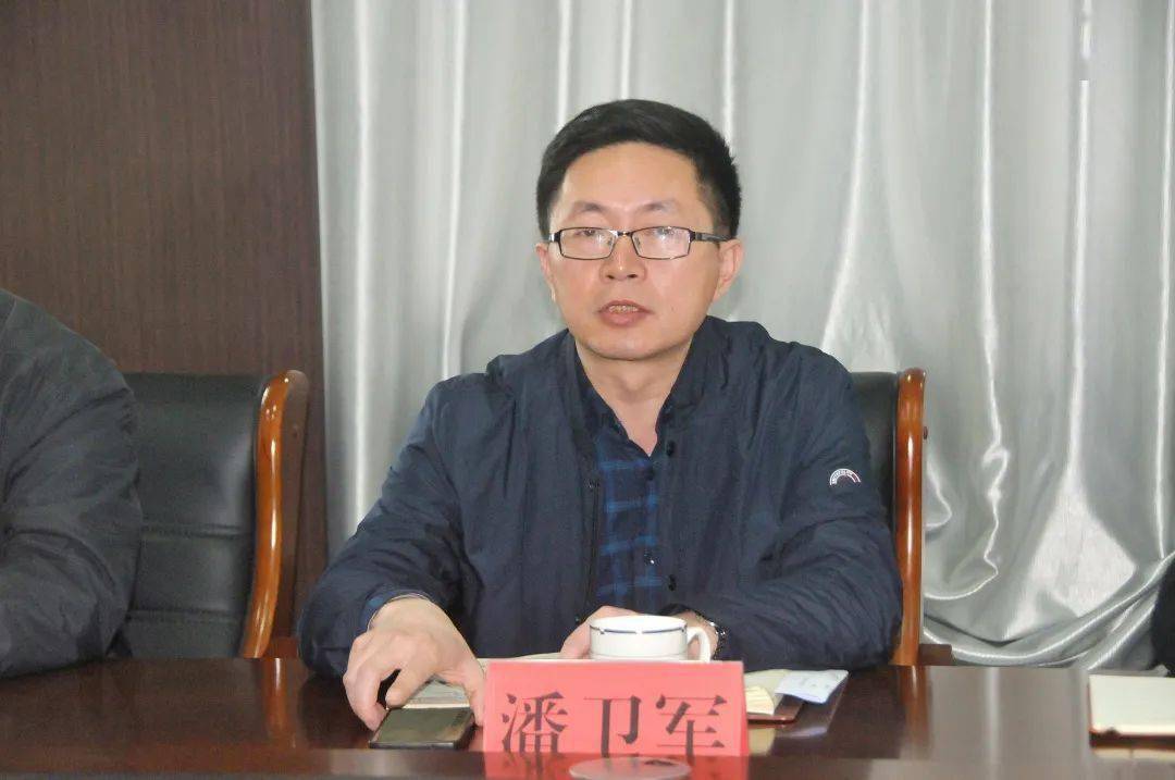 镇人大主席潘卫军建议,要注重分层分类,切实增强服务企业工作的精准性