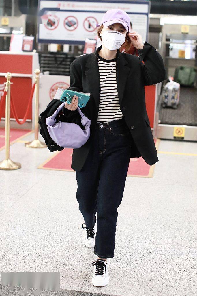 2021年3月15日,吴昕机场街拍,香芋紫鸭舌帽搭配同色手袋,化身香芋女孩