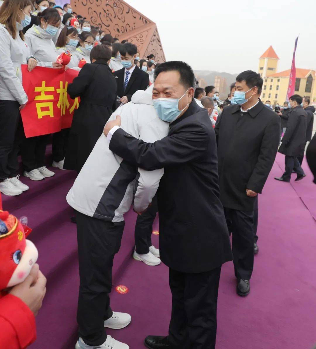 仪式上,吉林大学中日联谊医院院长刘天戟,吉林大学第二医院副院长