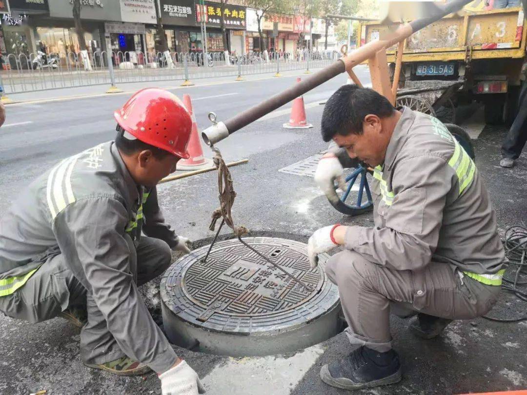 现在采用这套防沉降井盖施工方法,提前在基地进行预制养生,标准高