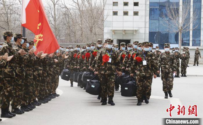 "24日,2003年出生的武警总队某支队新兵于小龙在西宁火车站告诉记者.