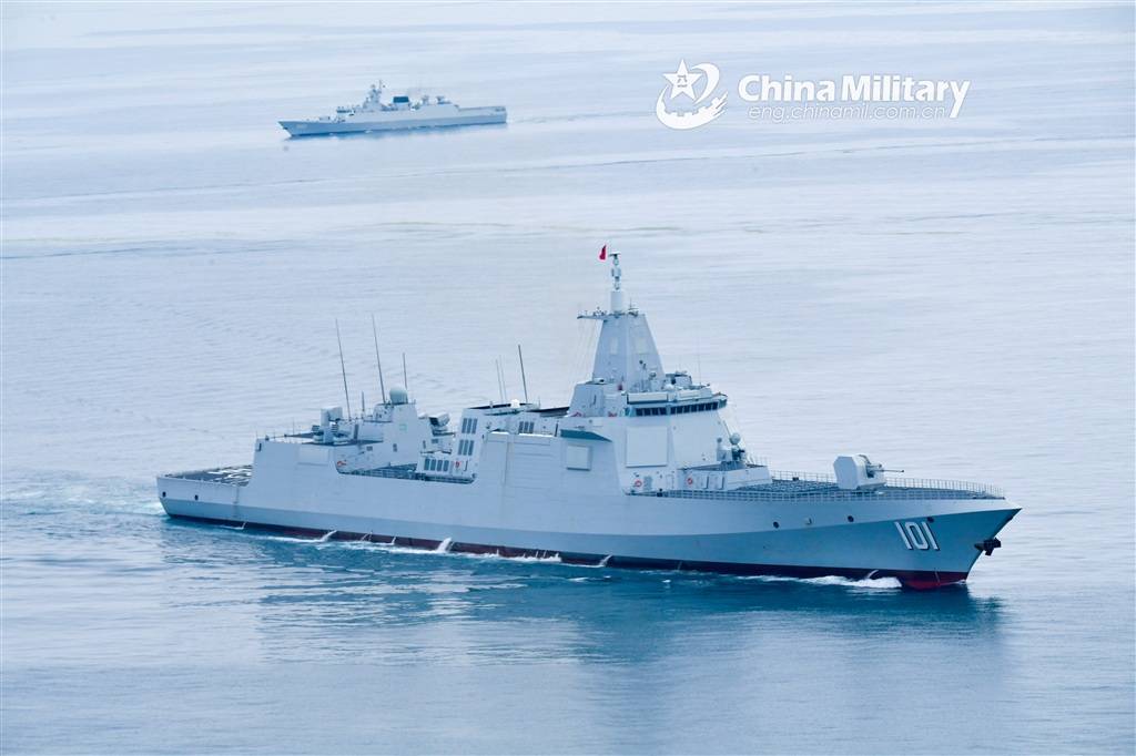 中国055型万吨大驱赴日本海训练美军舰绕过半个日本来盯梢