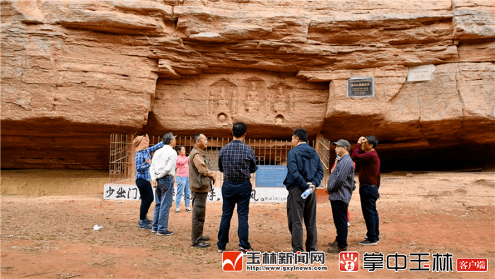 《地理中国》编导江波一行在博白宴石寺摩崖石刻踩点.