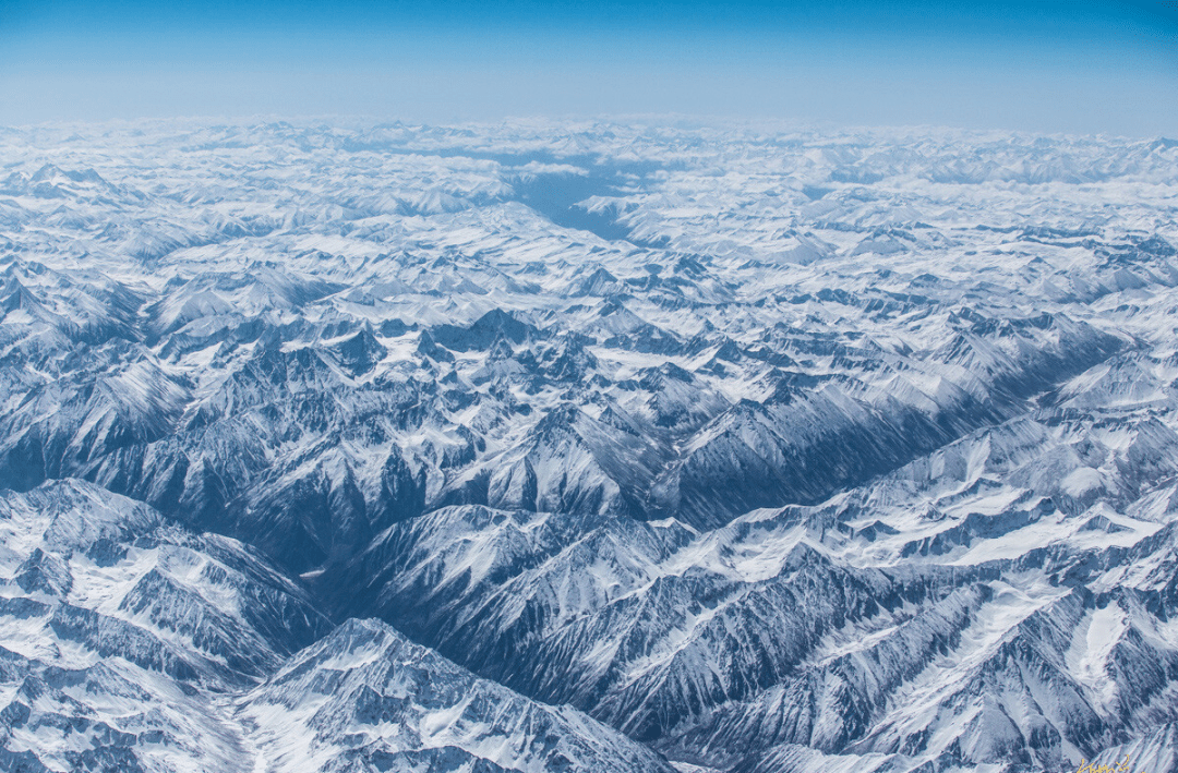受到青藏高原高海拔地形的影响,不得不一路攀爬,攀爬的过程中因为温度