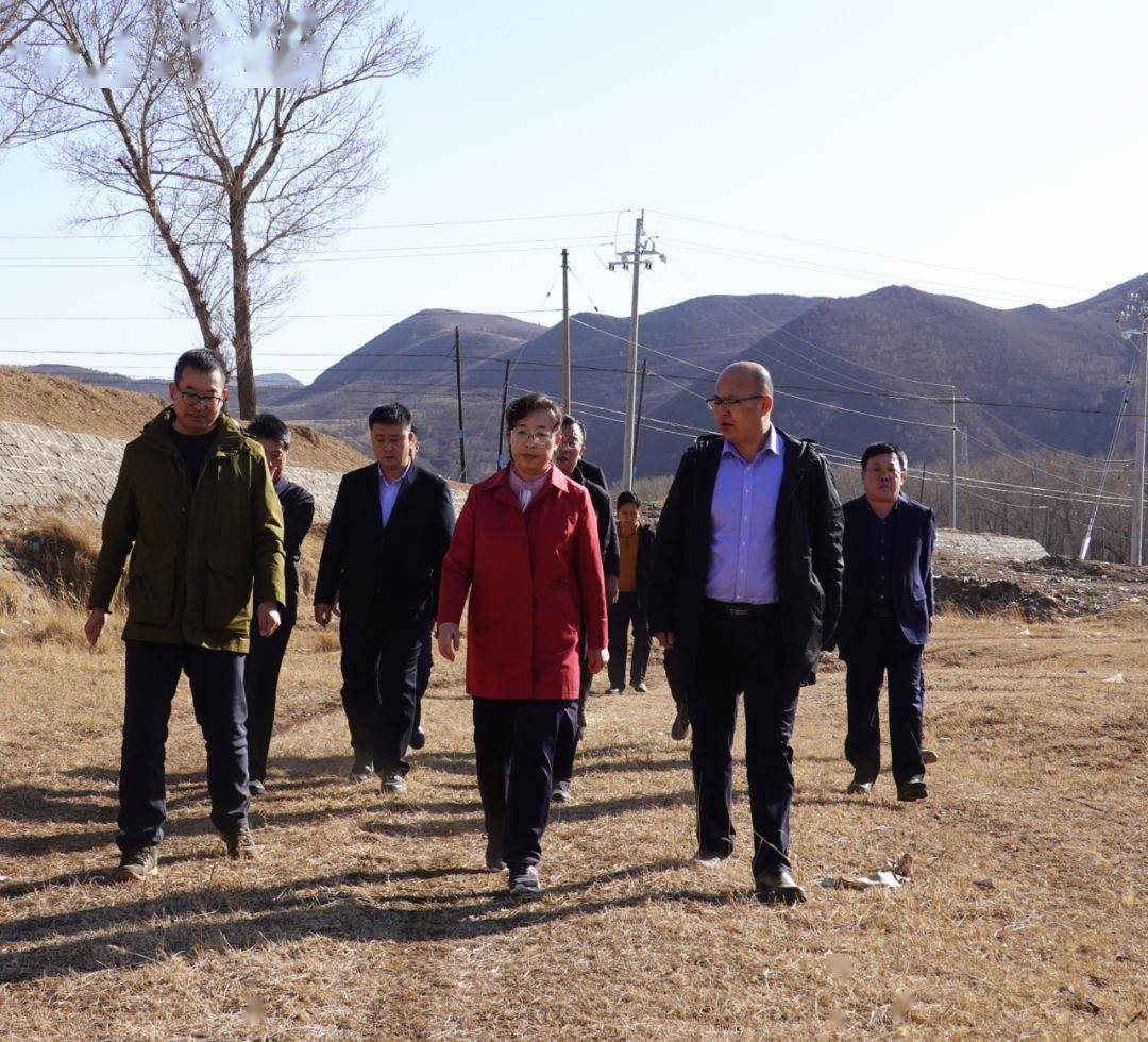 李英一行来到大黑河旗下营河段,对非法采砂,违规倾倒建筑和生活垃圾