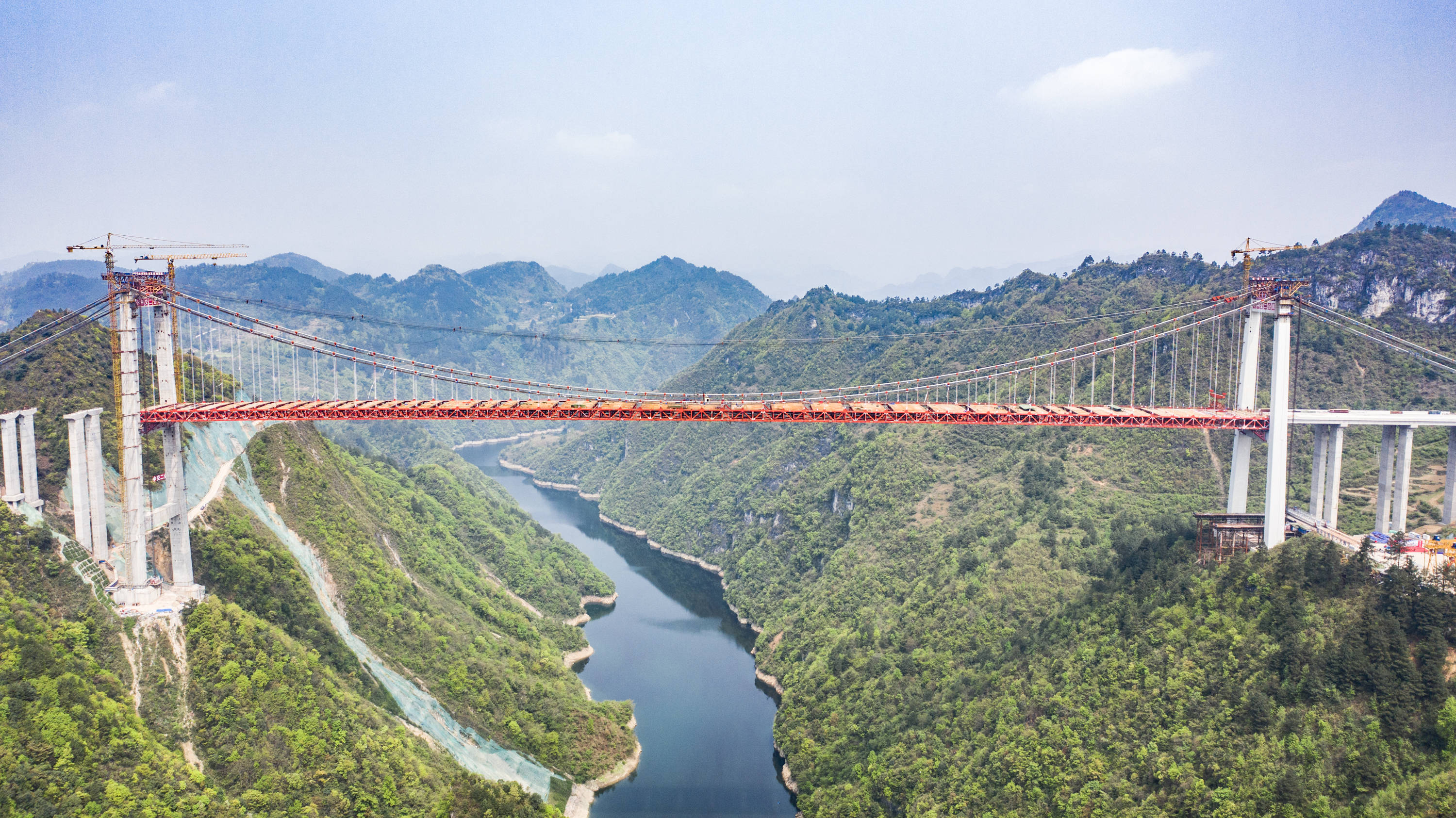 新华社照片,贵定(贵州,2021年3月27日贵黄高速阳宝山特大桥主桥顺利