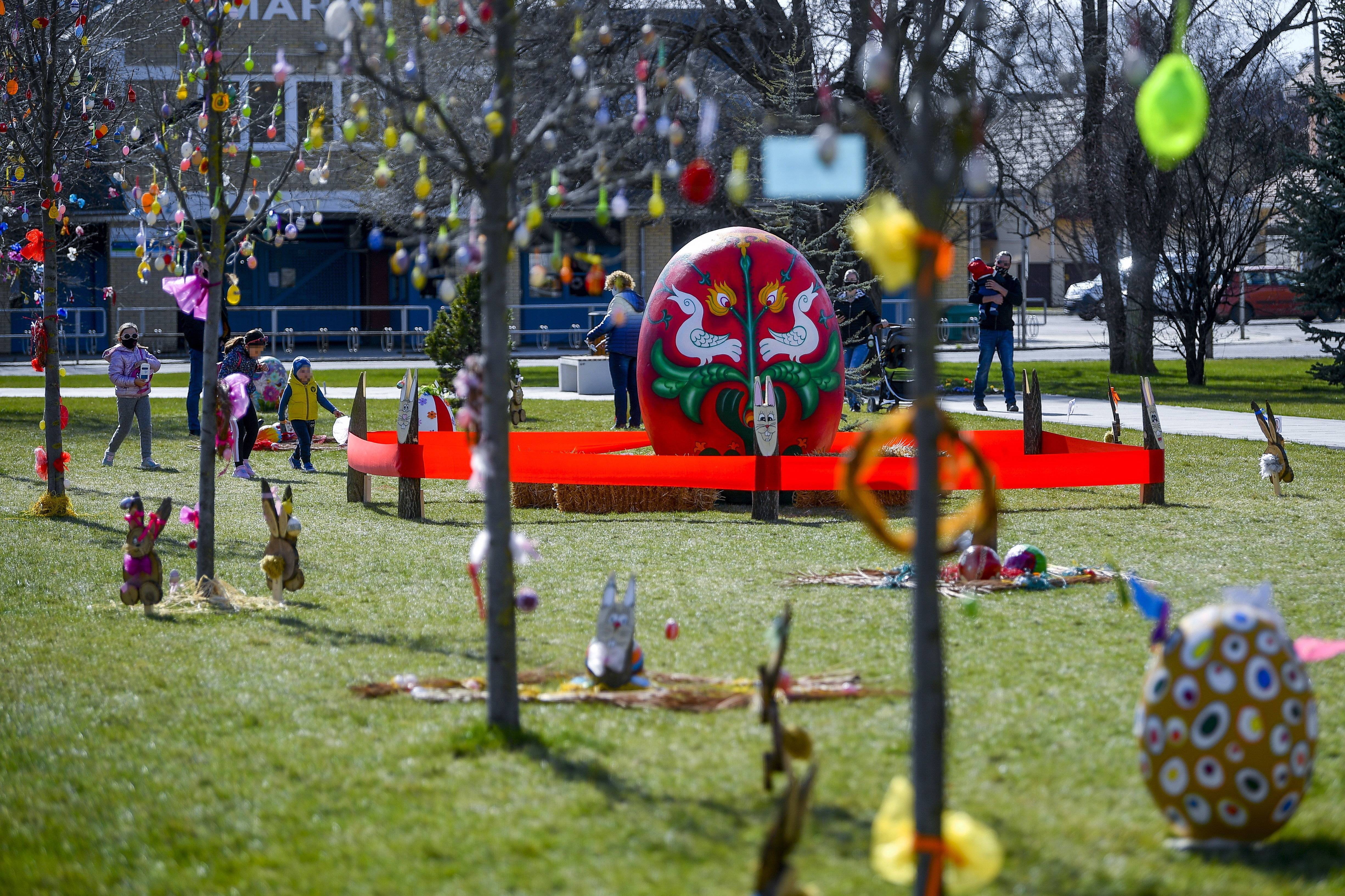 这是3月28日在匈牙利豪伊杜索博斯洛的复活节公园拍摄的巨型复活节