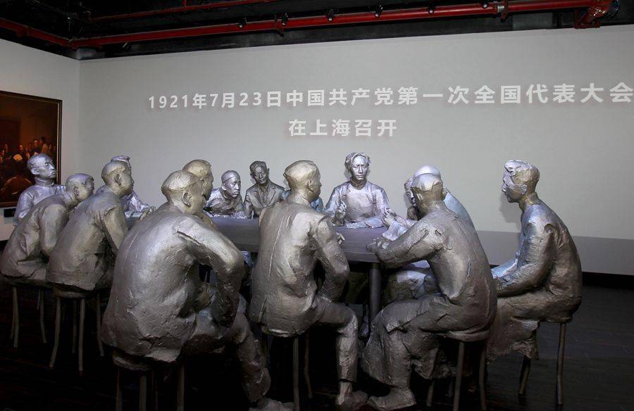 新华社图片 上海党的一大会址,嘉兴南湖红船,是中国共产党的"产床",是