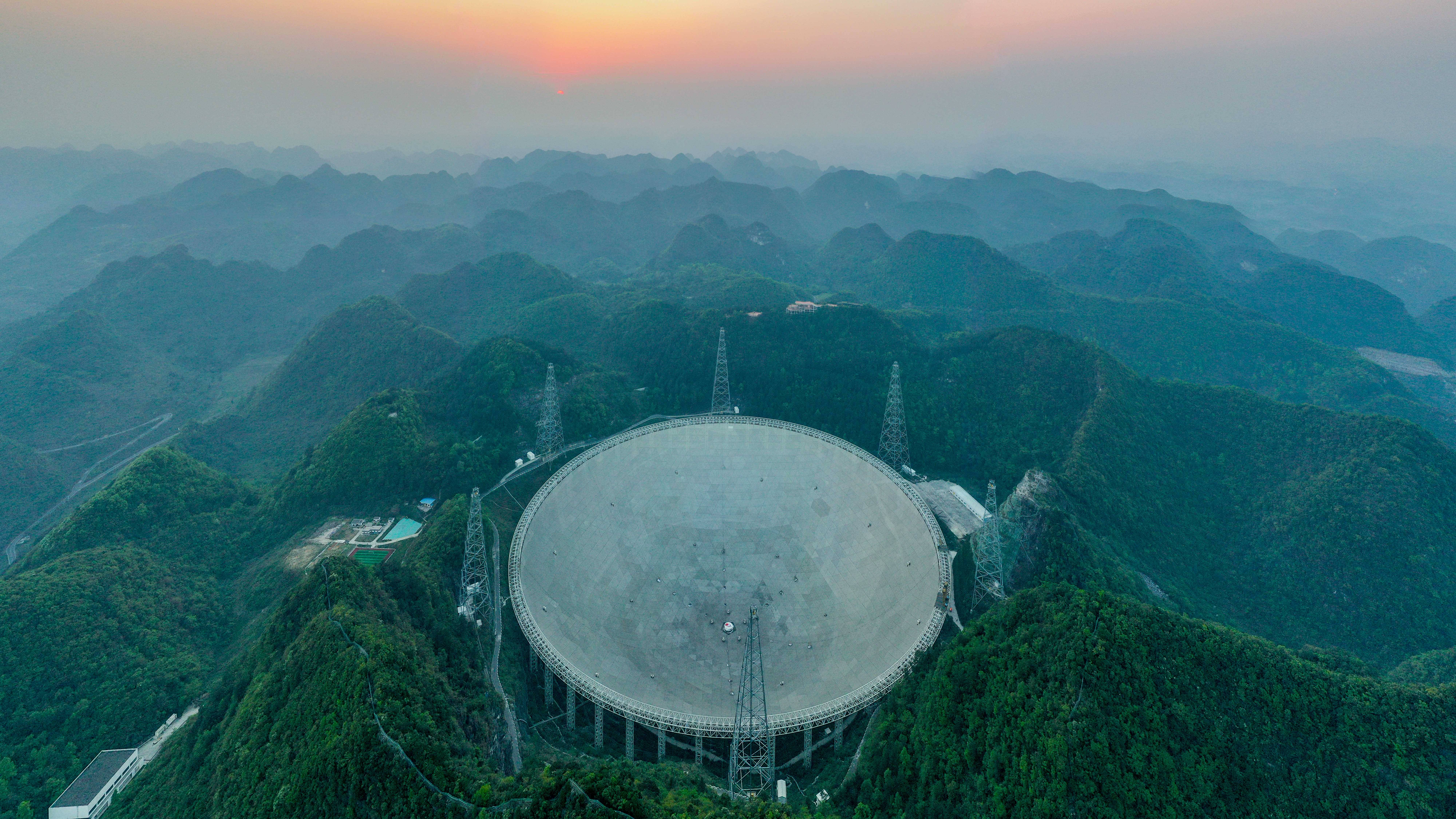 3月29日拍摄的晚霞中的"中国天眼"全景(维护保养期间鱼眼镜头拍摄).