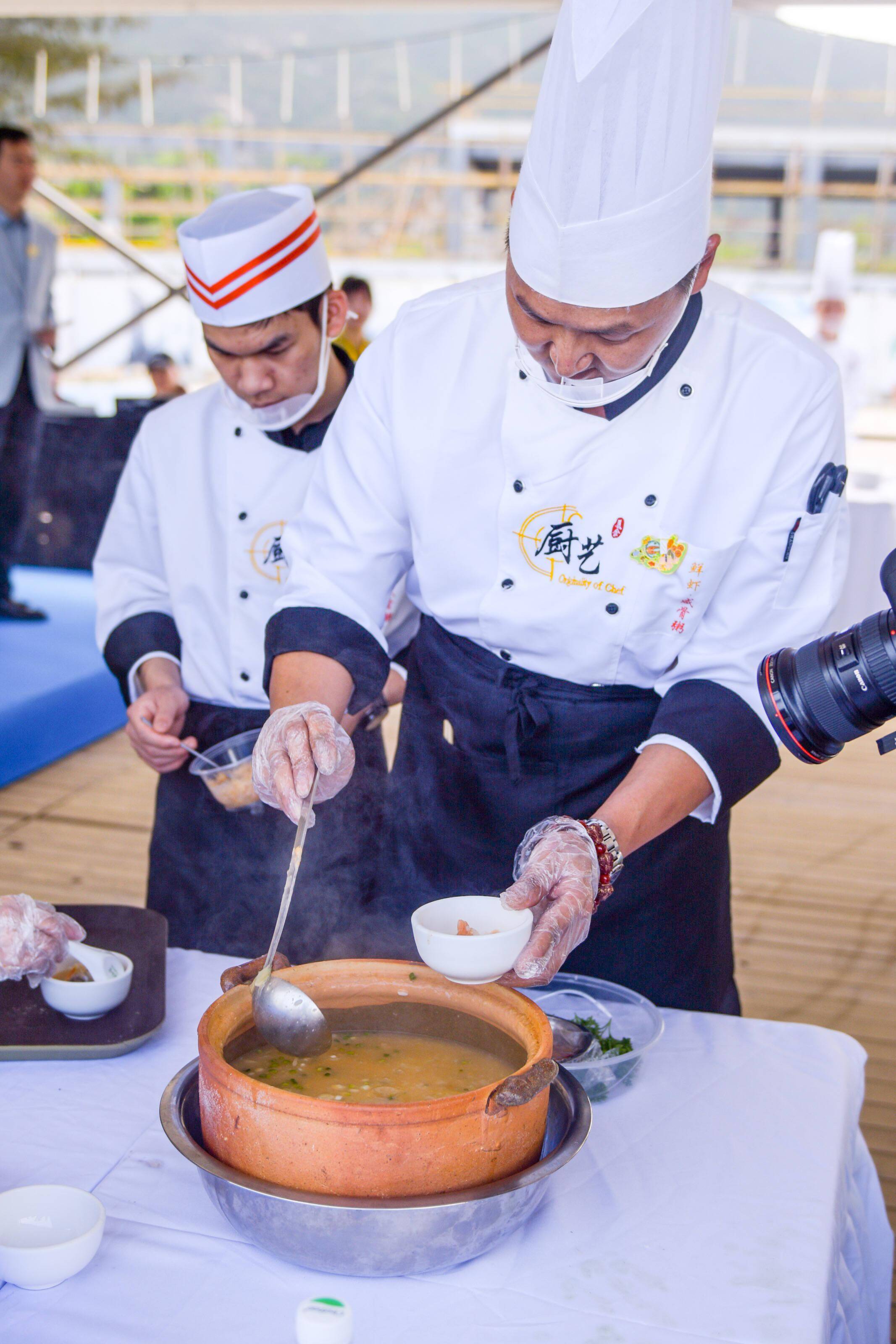 新区旅游美食季"的第5场活动——"炊烟四起 名厨亮胆"大鹏厨王争霸赛