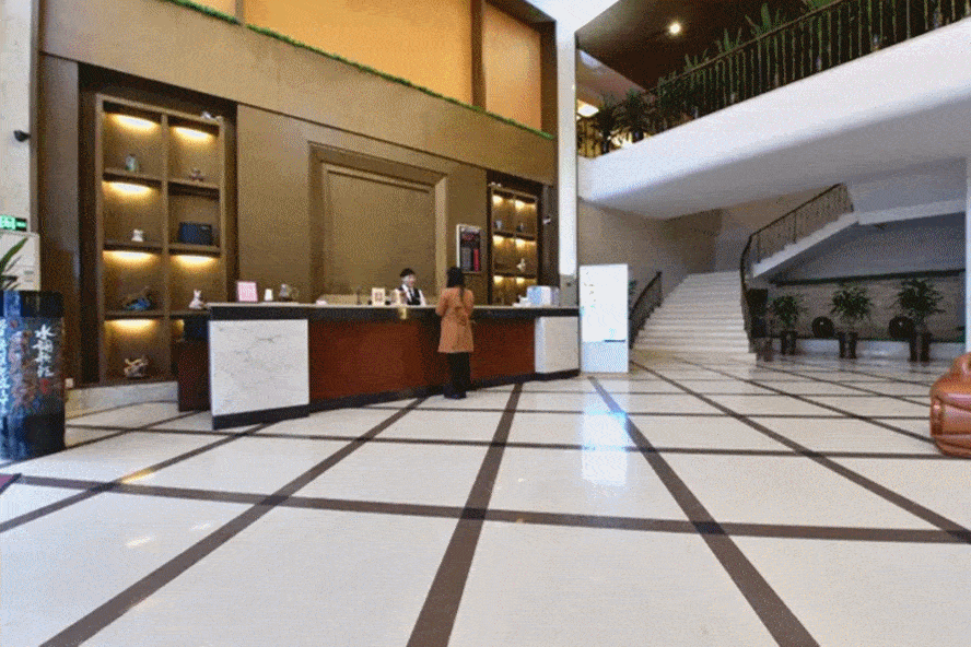 其他:酒店位于佛山市核心地段,门口有公交站,周围150米有地铁站,轻轨