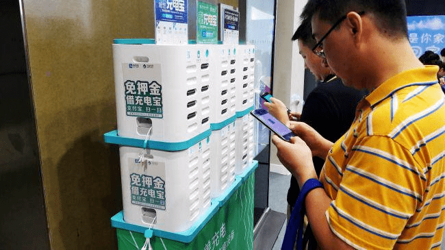消费者在怪兽充电的机柜前操作