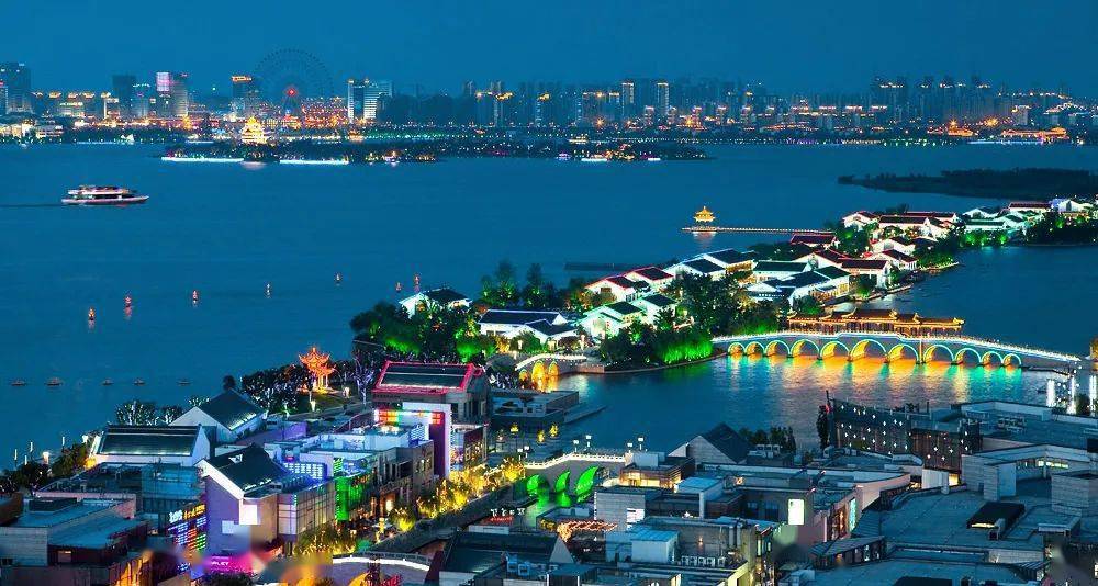 《盘门夜景》钱永德 护城河两岸被灯光渲染,形成了一道美轮美奂的风景