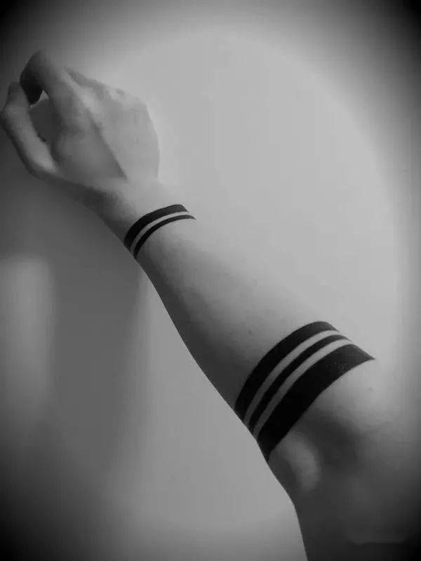 手环"来修饰整个手臂 让人感觉不至于单调 对于简单的几何线条纹身来
