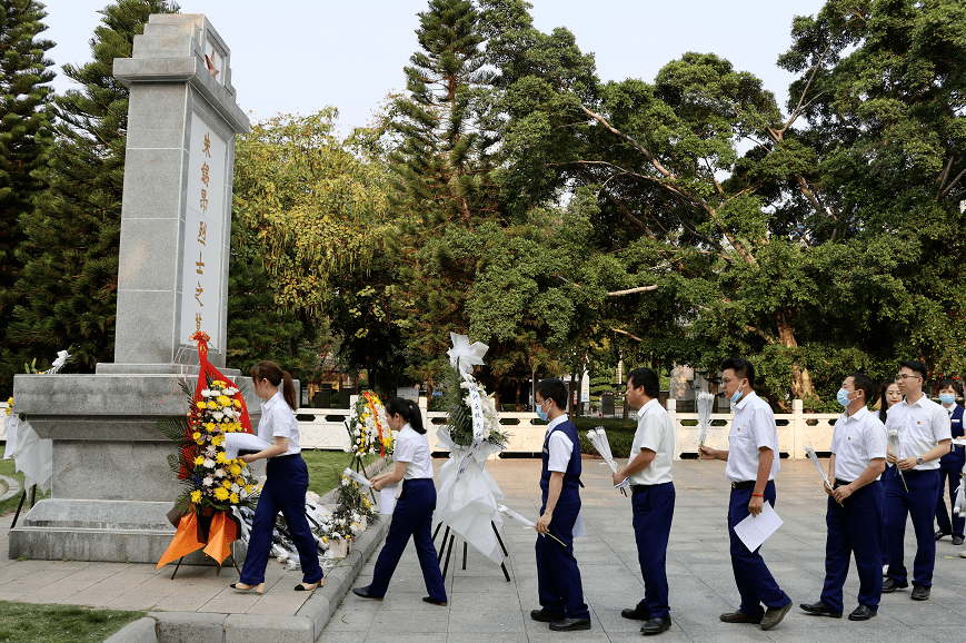 4月1日,交通银行玉林分行到玉林市人民公园朱锡昂烈士纪念碑祭英烈.