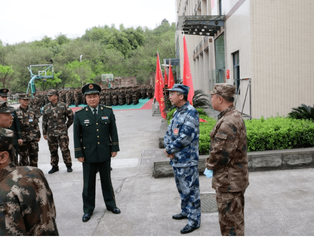 回访组参观了基地营区,新兵训练; 在武警新疆总队新训基地, 深入新兵