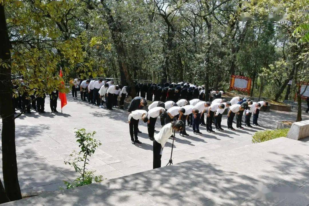 4月2日,华宁县在万松山革命烈士陵园举行党史学习教育"清明祭英烈"