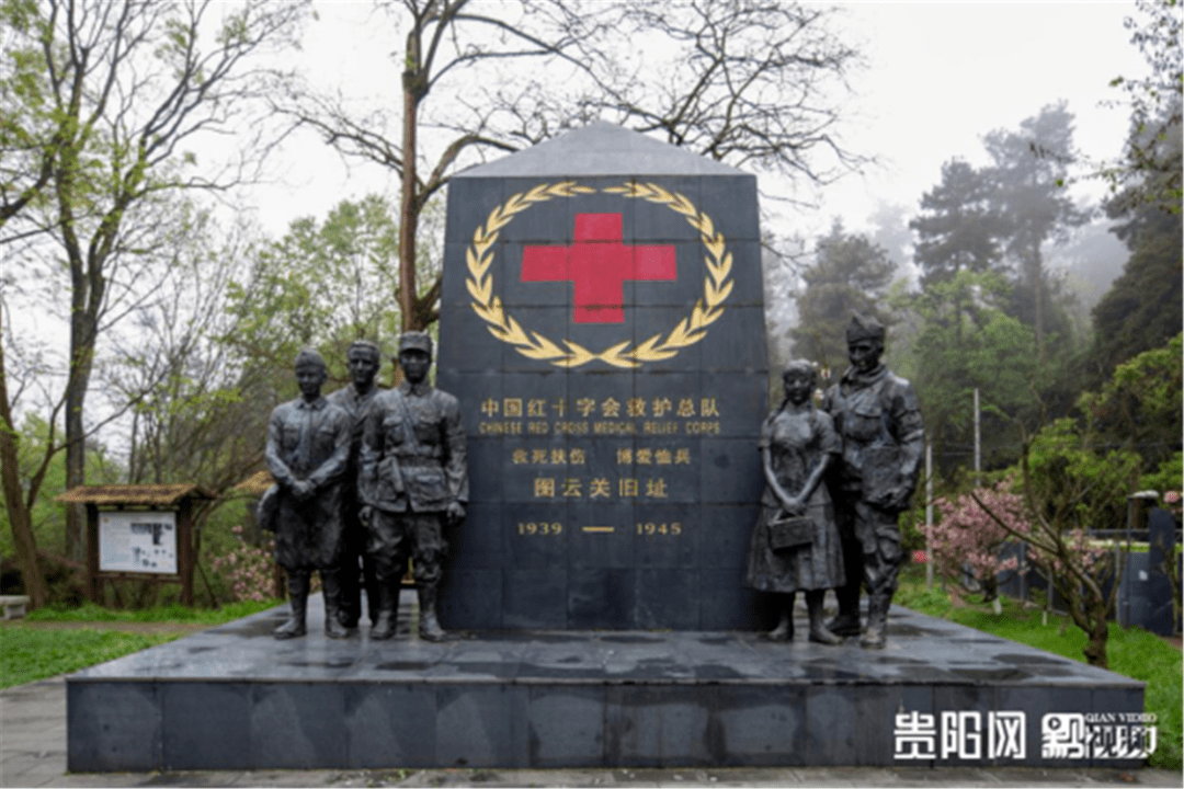 解放贵州革命烈士纪念碑坐落于黔灵公园内的黔灵湖畔,背山面湖,群山