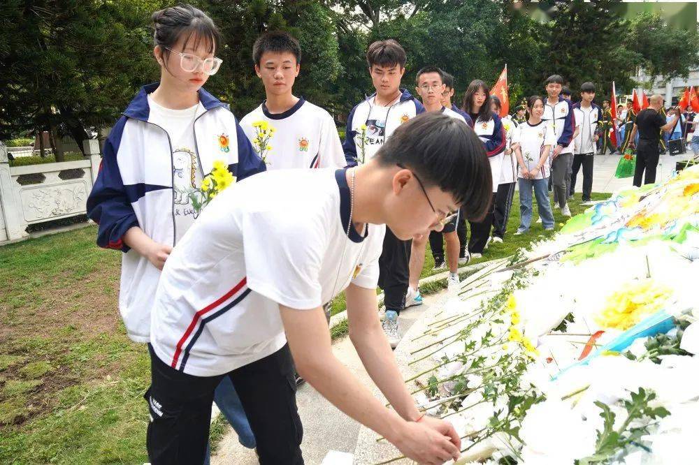 青关注祭先烈学党史悟思想玉林市各级团组织及少先队