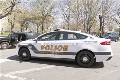 4月2日,一辆警车在美国华盛顿国会附近待命.