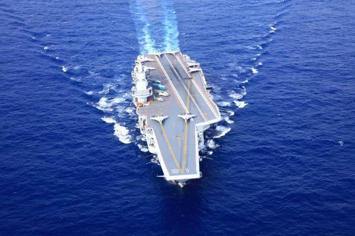 中国海军辽宁舰航母编队开展远海训练