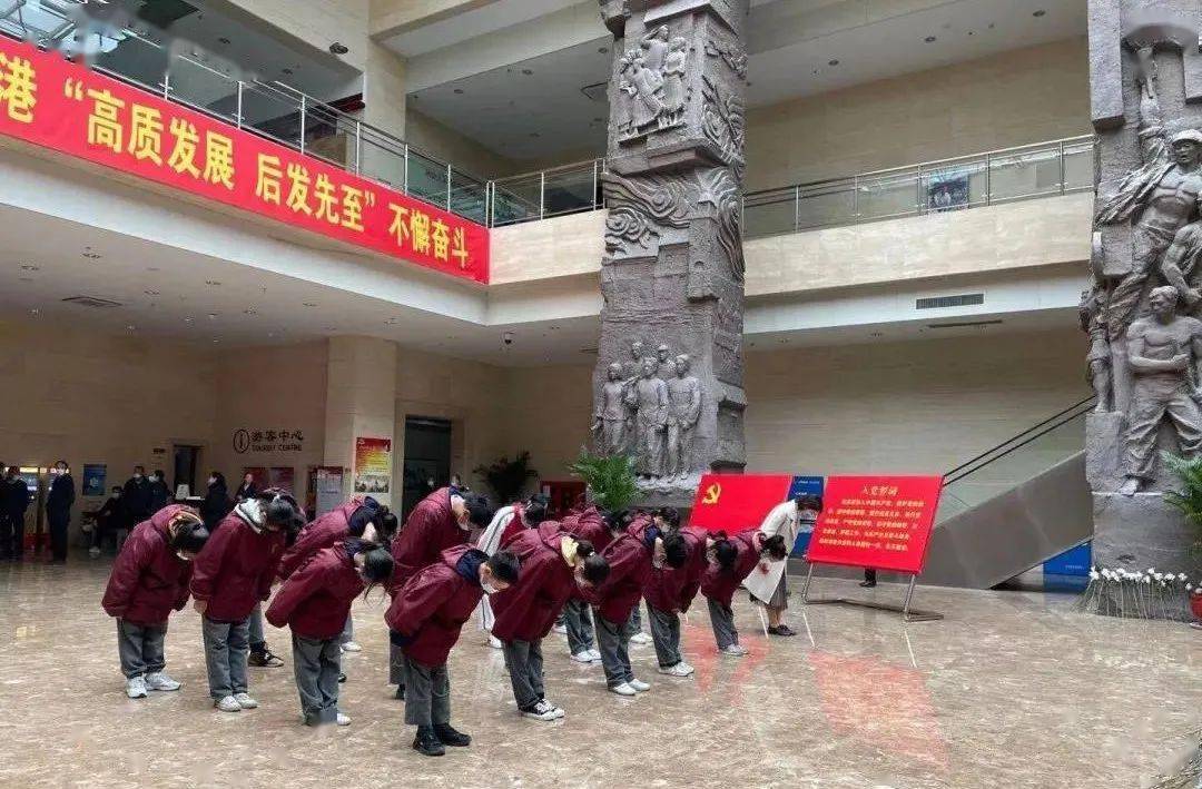 新海实验中学开发区校区组织学生到连云港市革命纪念馆参观学习,弘扬