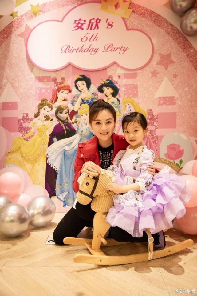戴娇倩晒照为5岁女儿庆生,回应女儿颜值争议:爸妈眼里