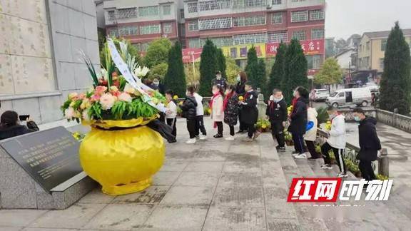 南县:清明祭 近2万人赴厂窖惨案遇难同胞纪念馆悼英魂