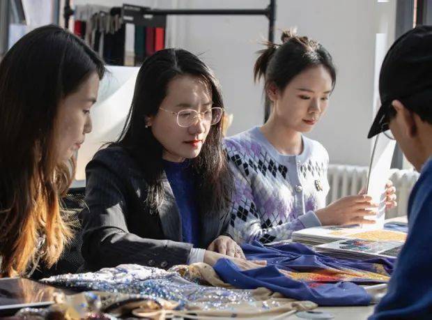 国家冬季运动服装装备研发中心主任,北京服装学院教授刘莉在接受中新