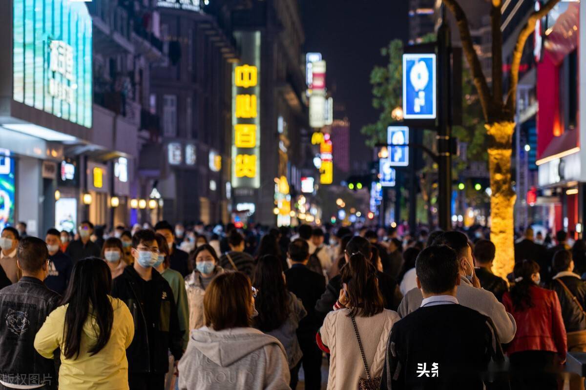 武汉"重启"一周年江汉路步行街人来人往很是热闹