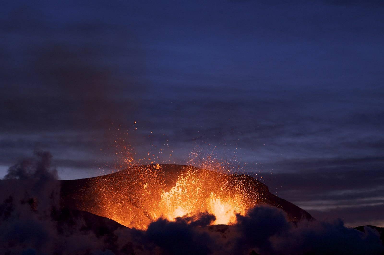 一个蓝色光球出现在冰岛火山喷发的直播画面中