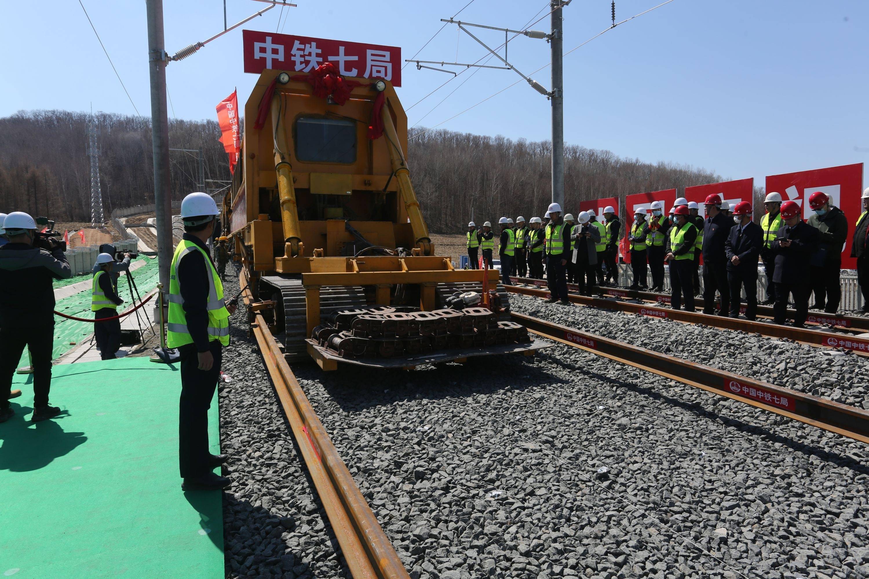 在汉央企承建的敦白铁路全线铺轨贯通