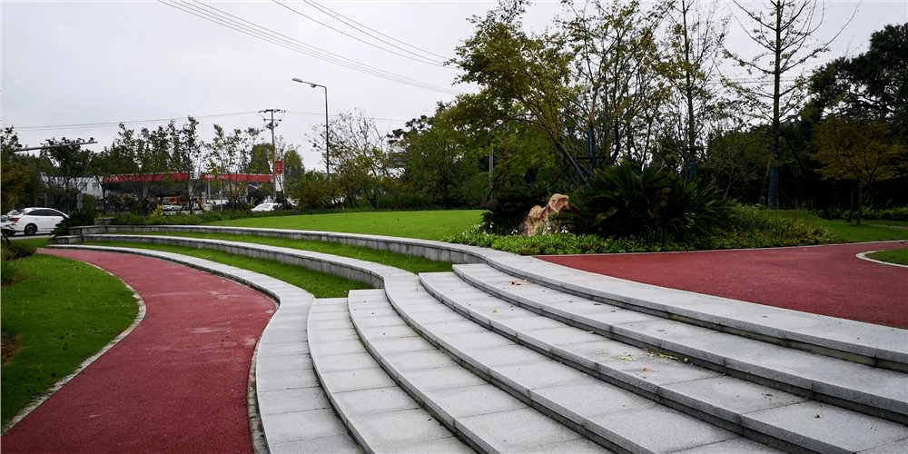 设施内容包括塑胶跑步道,透水健身步道,景观硬质场地,景观构架