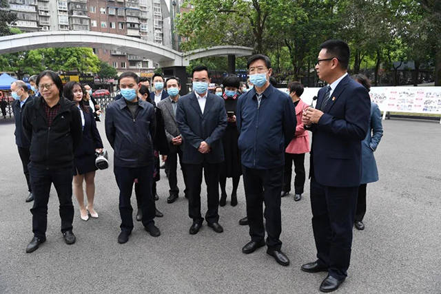 调研组在璧山中学(东林校区)调研.曾清龙 摄