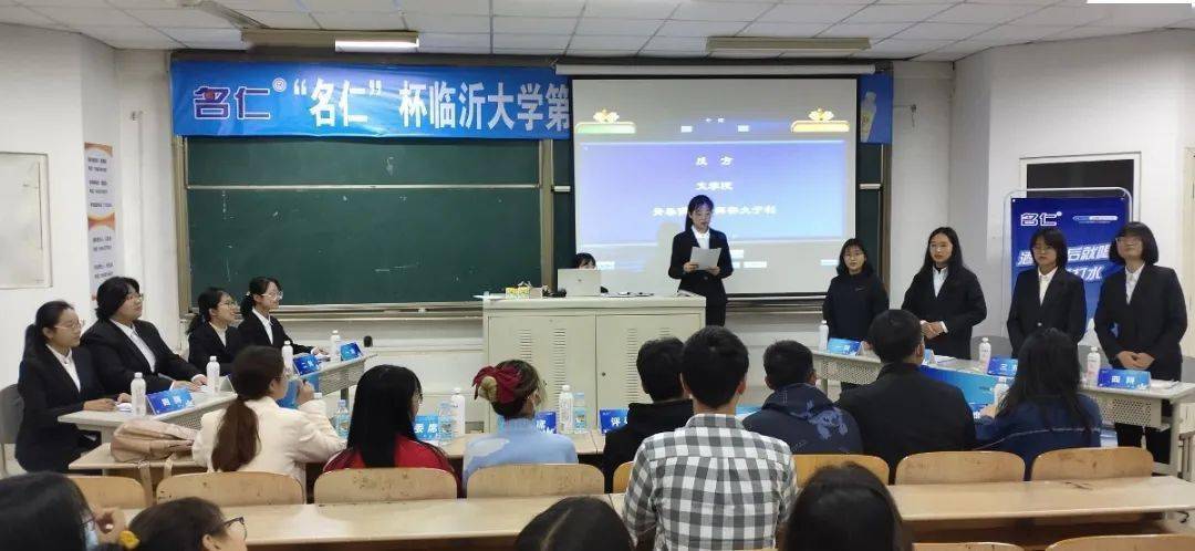 "大学生辩论赛初赛于明义①237教室举行,由我院优秀辩手丁晓岚,岳婉婷