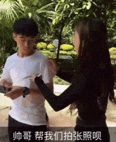 搞笑gif:滚钢圈瞬间让你回忆起儿时的记忆_女孩子
