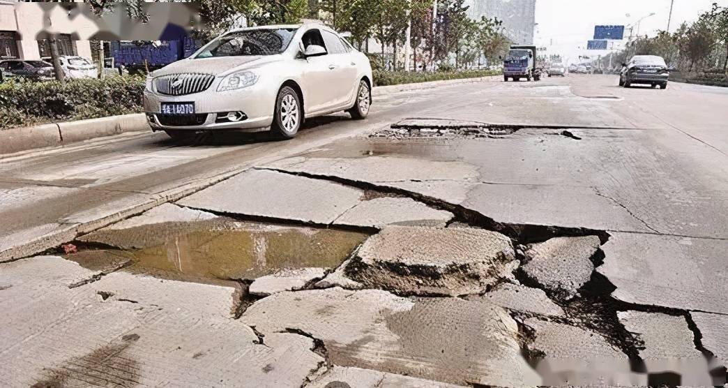 公路被压坏都怪大货车?养护工揭露真相,这才知是谁在背后做的妖