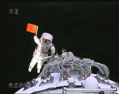 翟志刚在刘伯明,景海鹏的协助下进行出舱活动,完成中国人首次太空行走