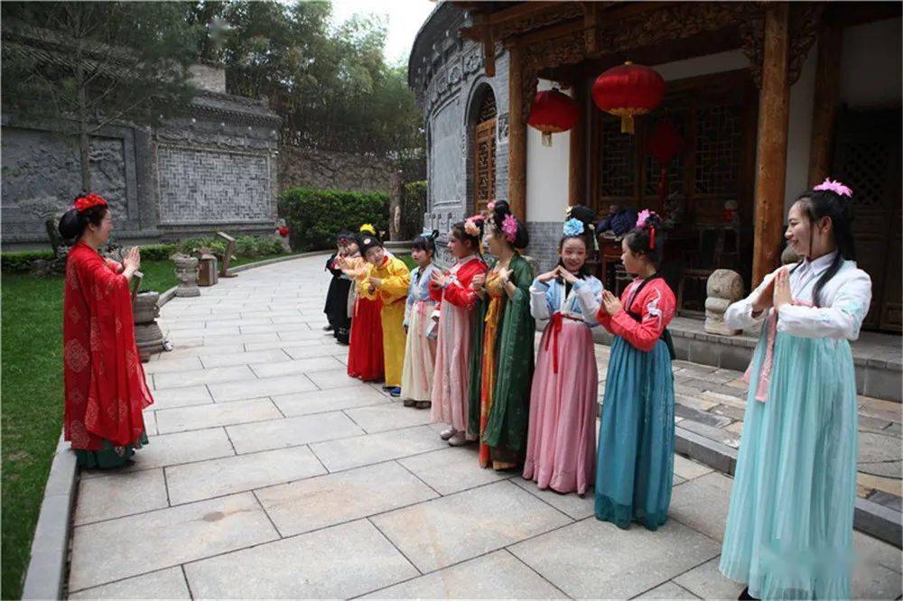 的引领下学习和了解唐朝服饰文化,及大唐子民的站姿,走姿,作揖等礼仪