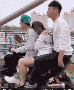 爆笑gif图:妹子,你这关系有点乱啊,真羡慕你