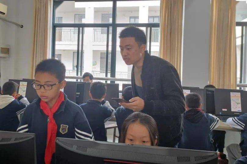 齐溪镇中心小学何宏斌老师