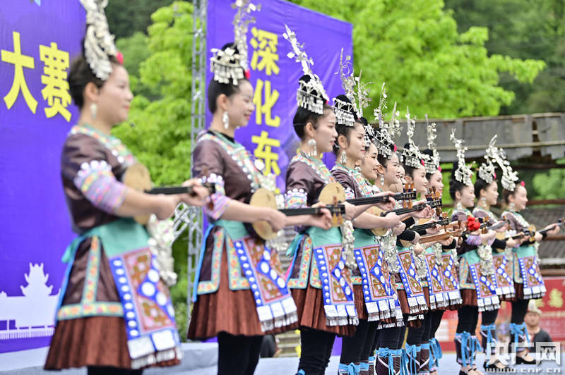 当日,贵州省黔东南苗族侗族自治州从江县举行"三月三"山歌大赛,各族