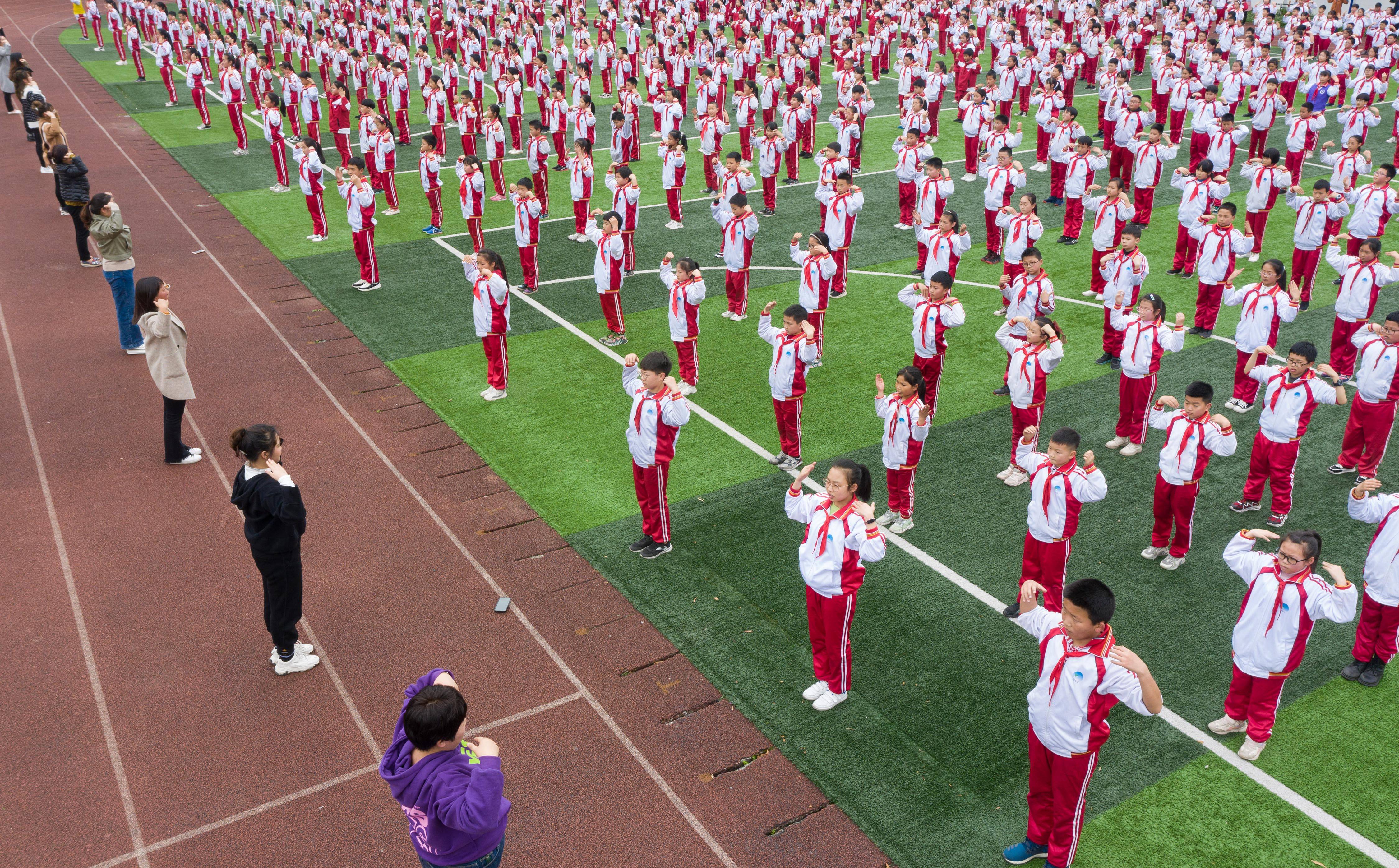 4月15日,在荥经县严道第二小学若水校区,师生在大课间体育活动中进行