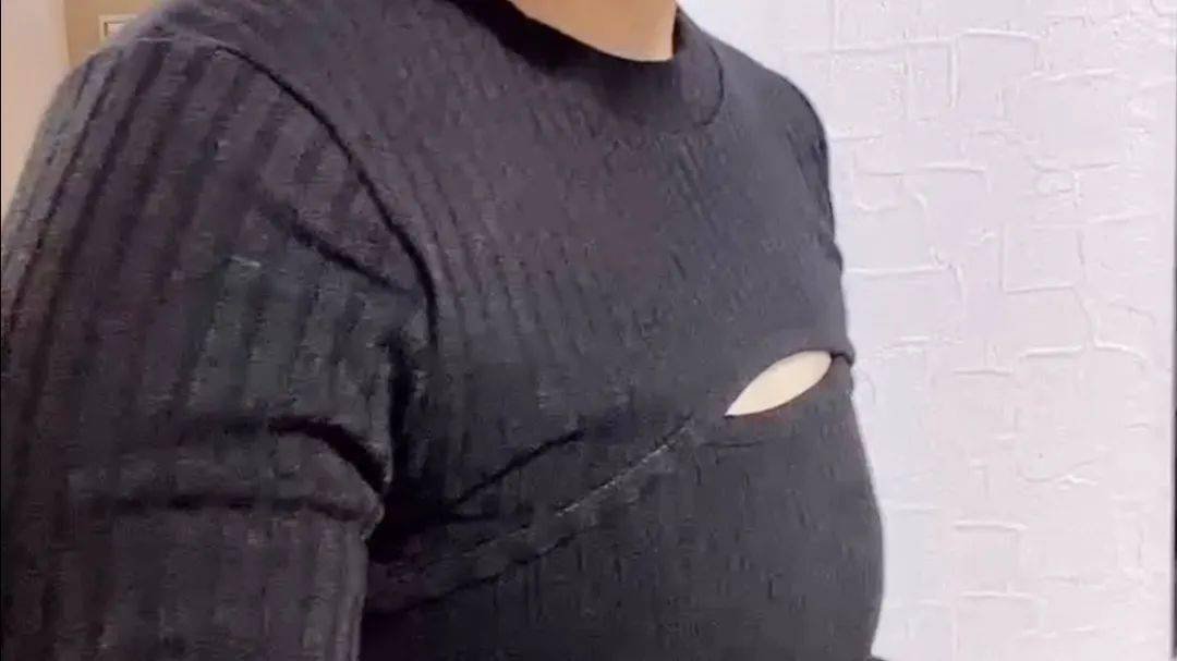 妹子买件露胸装,结果胸太大没漏成