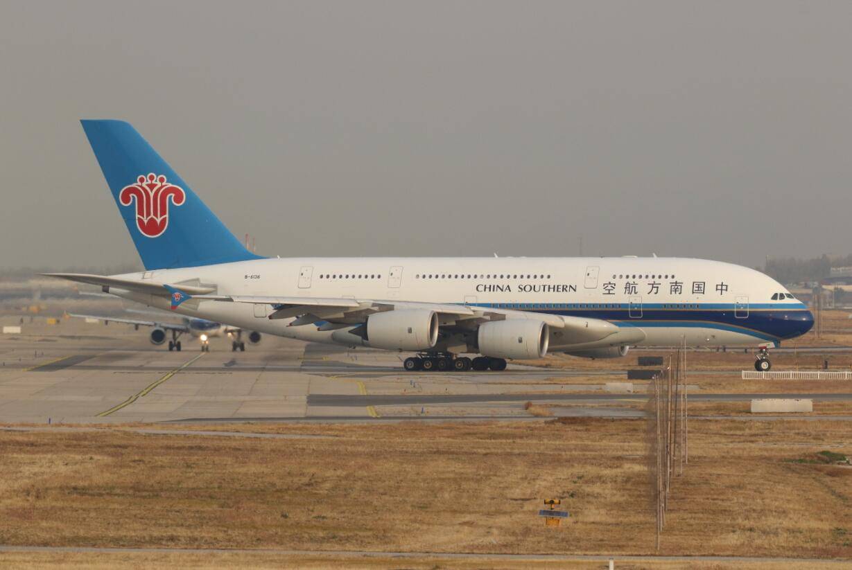 中国南方航空旗下的空中客车a380-800型客机(摄/杨子江)